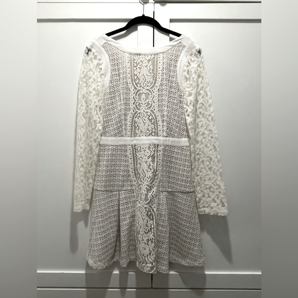 Beautiful lace dress. Perfect for so many occasions and very flattering.